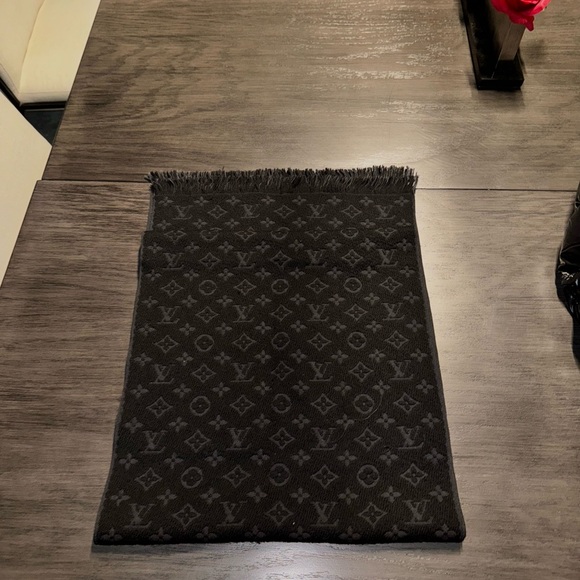 Louis Vuitton Classic Monogram Scarf 🔥 Basically new wore twice 👌🏽 - Picture 1 of 2